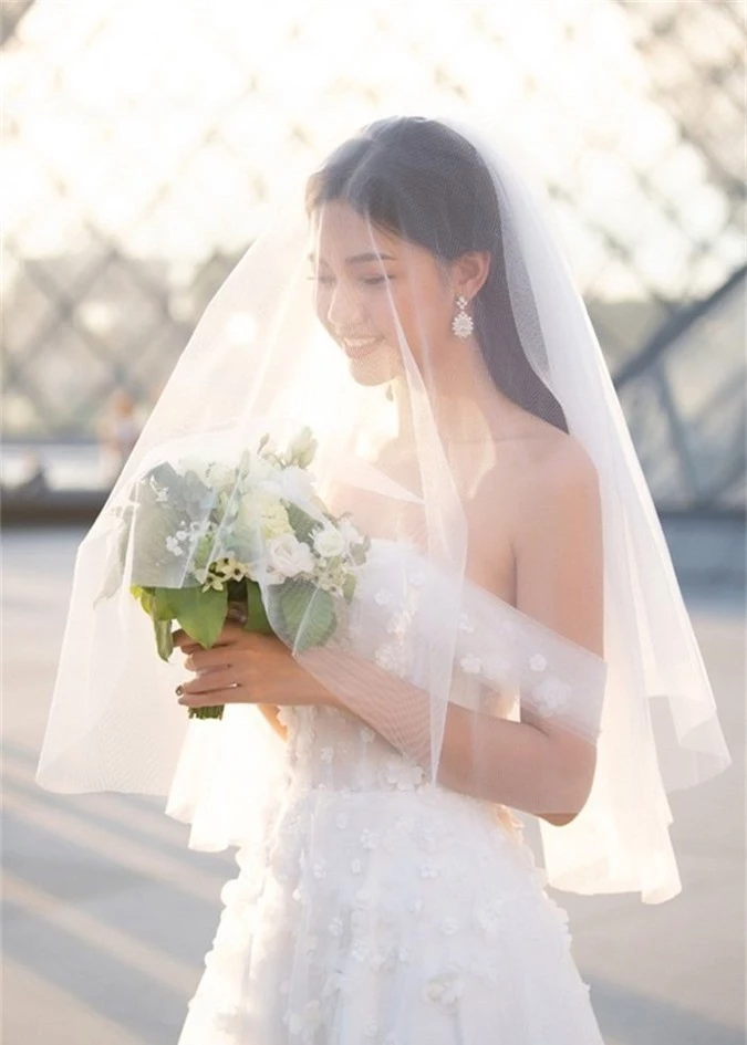 Ảnh cưới tại Paris của Á hậu Thanh Tú và đại gia hơn 16 tuổi