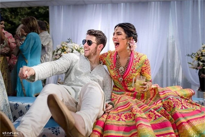 Hoa hậu Thế giới Priyanka Chopra vừa chia sẻ những hình ảnh lộng lẫy trong buổi lễ Mehndi tại cung điện Umaid Bhawan, Jodhpur, Ấn Độ. Mehndi là nghi lễ quan trọng trong đám cưới của người Hindu, diễn ra một ngày trước khi cô dâu và chú rể chính thức trao lời thề. Mỹ nhân 36 tuổi tâm sự trên Instagram: Một trong những điều dặc biệt nhất mà mối quan hệ của chúng tôi mang lại là sự kết hợp giữa các gia đình với tình yêu và sự tôn trọng đức tin cũng như nền văn hóa khác nhau. Vì vậy kế hoạch làm đám cưới của chúng tôi với sự pha trộn hai nền văn hóa thực sự rất tuyệt vời. Một phần quan trọng đối với cô dâu trong lễ cưới Ấn Độ là lễ Mehendi.
