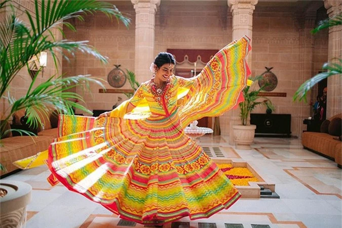 Priyanka Chopra đeo trang sức cầu kỳ và diện váy màu cam đỏ rực rỡ theo văn hóa truyền thống. Lễ Mehndi thường bắt đầu với nghi thức cô dâu nhận tấm vải lụa từ mẹ chồng rồi hôn tay bà. Mẹ chú rể sẽ đặt vào tay cô dâu một đồng tiền vàng để chúc phúc. Sau đó cô dâu và bạn gái của mình sẽ được vẽ henna lên tay và chân.