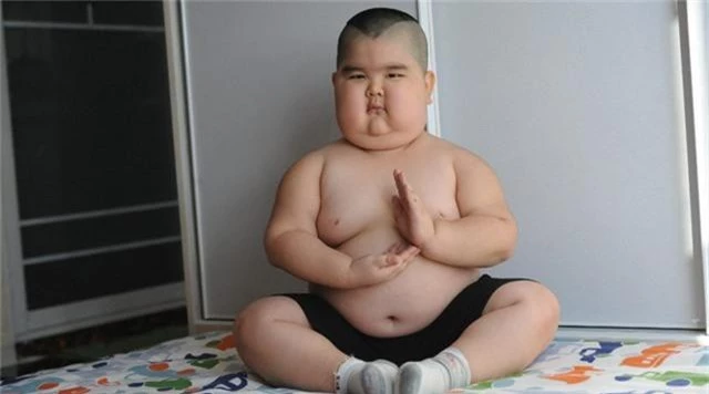 Cậu bé 5 tuổi bị suy thận trở thành ngôi sao Internet vì trông giống ông Phật