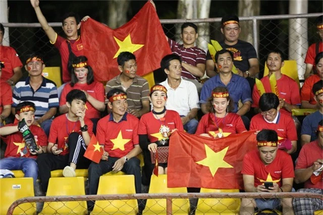  Nhóm cổ động viên Việt Nam có mặt trên khán đài sân Panaad từ rất sớm 