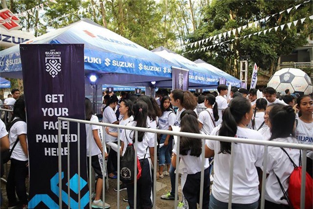 Người hâm mộ Philippines được phát áo vào sân cổ vũ đội nhà