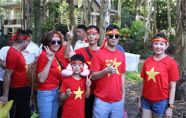 Cổ động viên Việt Nam đã có mặt ở bên ngoài sân Panaad 1 tiếng trước khi trận đấu diễn ra
