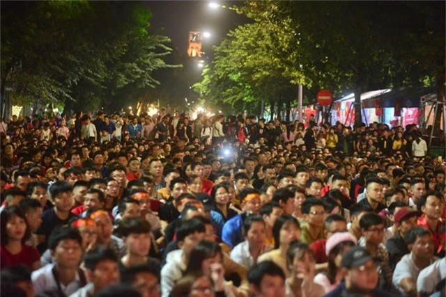 Rất nhiều người đân đã có mặt tại phía trước tượng đài Cảm Tử Hồ Gươm (Hoàn Kiếm, Hà Nội) để cổ vũ cho đội tuyển Việt Nam.