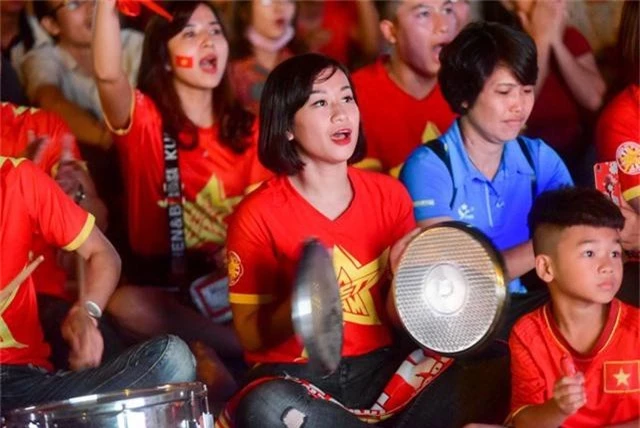 Một cổ động viên tạo tiếng động miệng hô vang Việt Nam vô địch.