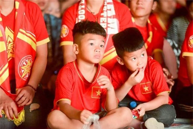 Những ánh mắt chăm chú hướng lên màn hình theo dõi đội tuyển Việt Nam thi đấu.