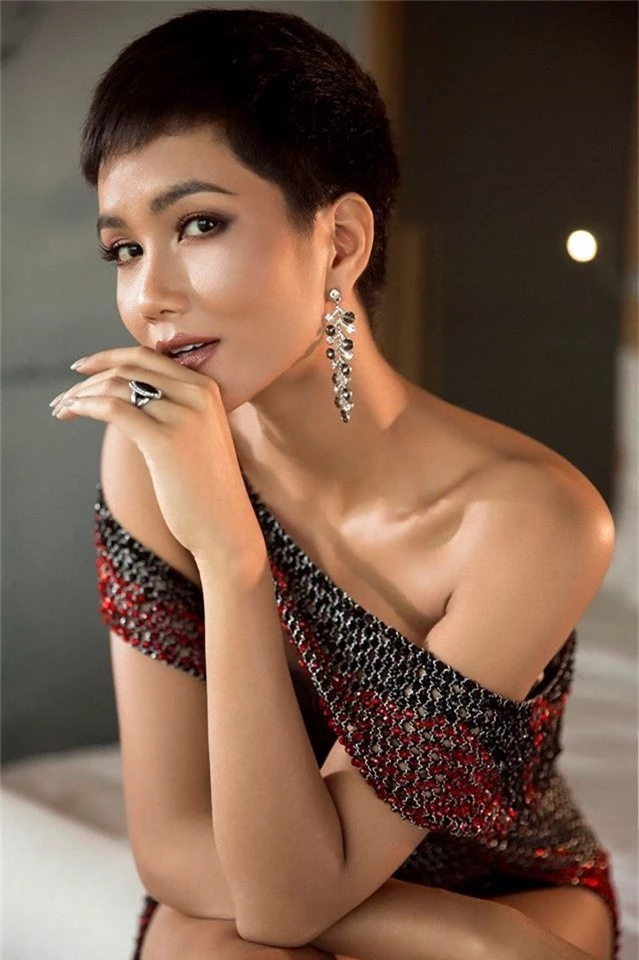 HHen Niê vô cùng quyến rũ trong trang phục dạ hội xẻ cao tà tại Miss Universe 2018 - Ảnh 1.