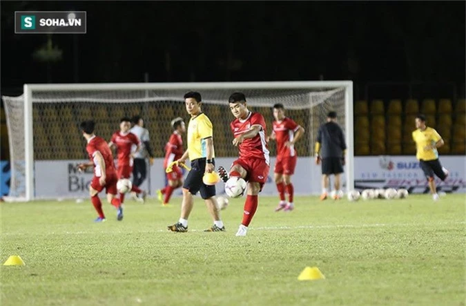 HLV Park Hang-seo kiểm tra kĩ mặt cỏ sân Panaad, tạm yên tâm đấu Philippines - Ảnh 11.