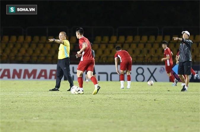 HLV Park Hang-seo kiểm tra kĩ mặt cỏ sân Panaad, tạm yên tâm đấu Philippines - Ảnh 6.
