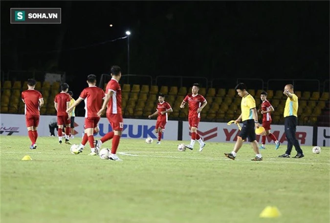 HLV Park Hang-seo kiểm tra kĩ mặt cỏ sân Panaad, tạm yên tâm đấu Philippines - Ảnh 8.