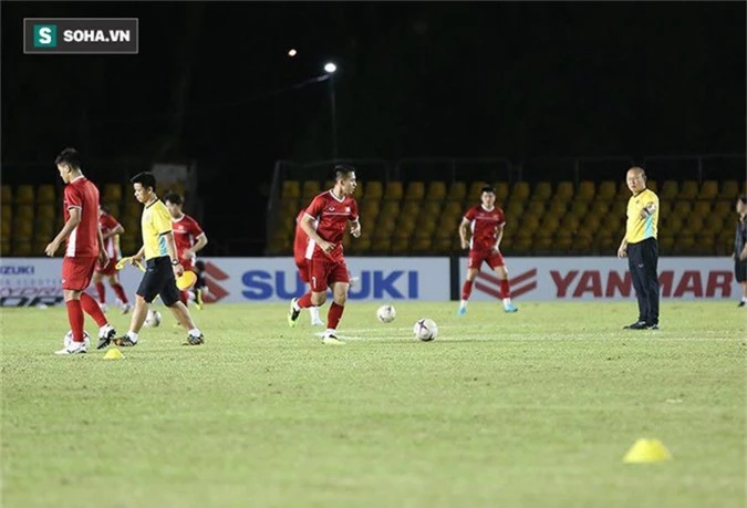 HLV Park Hang-seo kiểm tra kĩ mặt cỏ sân Panaad, tạm yên tâm đấu Philippines - Ảnh 9.