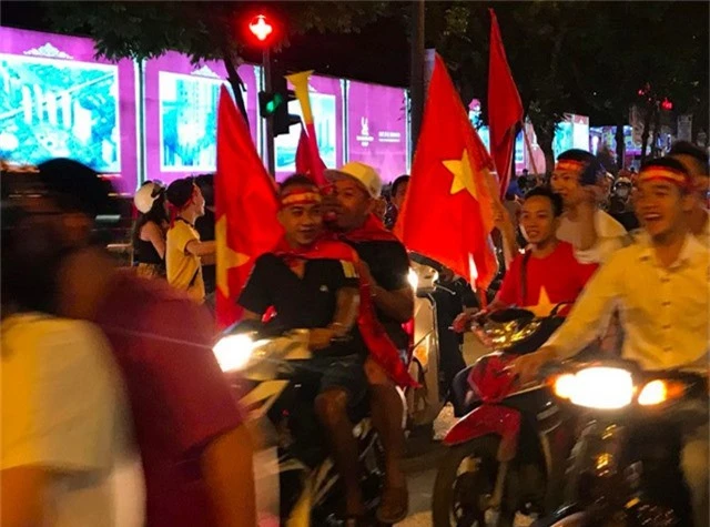 Tràn ngập cờ đỏ sao vàng trên đường phố mừng Tuyển VN thắng Philipines 