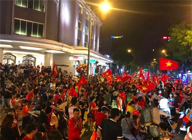  Tràn ngập cờ đỏ sao vàng trên đường phố Hà Nội 