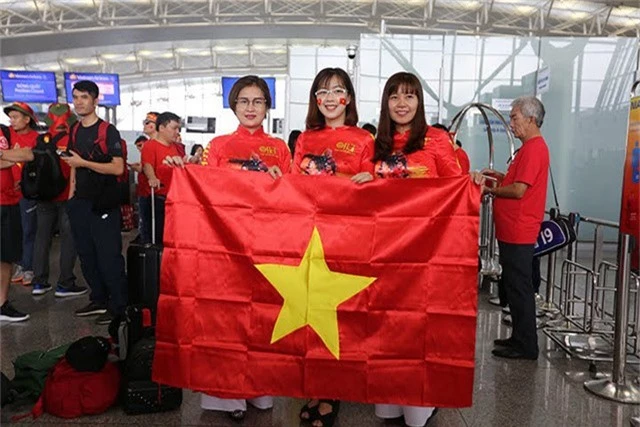 Nếu khách khởi hành từ TP.Hồ Chí Minh giá sẽ rẻ hơn do lịch trình đi về trong ngày, thời gian bay ngắn trong khi đó khách khởi hành từ Hà Nội sẽ ở lại Philippines 1 đêm, được bay chung chuyên cơ và giao lưu với các cầu thủ Việt Nam nên mức giá sẽ cao hơn.