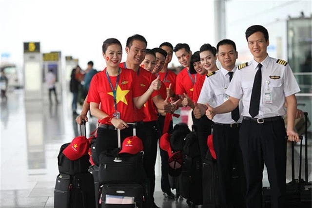 Các tiếp viên hàng không thay vì mặc áo dài truyền thống đã mặc áo cờ đỏ sao vàng.