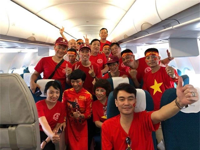 Các cổ động viên chụp ảnh lưu niệm trên máy bay trước khi rời Việt Nam sang Philippines