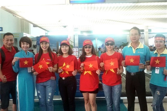 Tại sân bay Tân Sơn Nhất (TP Hồ Chí Minh), hàng chục các cổ động viên Việt cũng có mặt từ sớm, mang cờ đỏ sao vàng cổ vũ đội nhà giành chiến thắng.