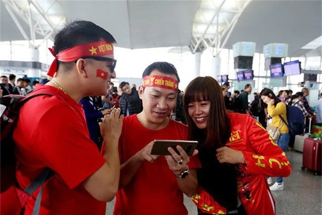 Nhóm cổ động Việt với trang phục nổi bật tại sân bay Nội Bài