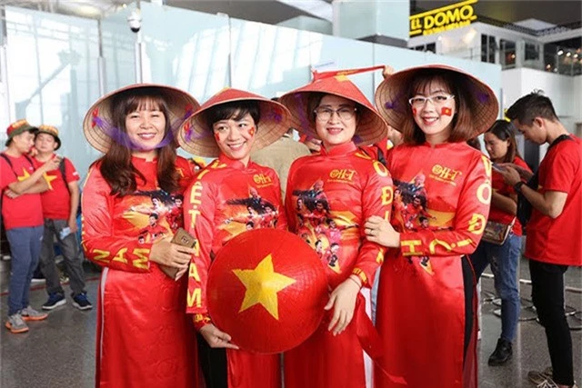 Nhóm cổ động viên nữ gây ấn tượng với trang phục áo dài truyền thống, nón lá in hình HLV Park Hang-seo và các thành viên đội tuyển Việt Nam.