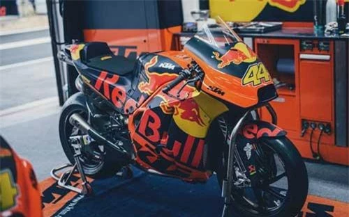 KTM rao bán xe đua MotoGP trên Facebook, giá tương đương siêu xe. Đội đua MotoGP Red Bull KTM Factory Team vừa rao bán cặp xe đua của tay đua Pol Espargaro để dọn chỗ cho mùa giải mới với mức giá tương đương một chiếc siêu xe - 250.000 euro. (CHI TIẾT)