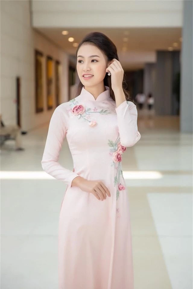 Bước ra từ cuộc thi Hoa hậu Việt Nam 2016, người đẹp được mệnh danh là “cô gái vàng” của cuộc thi nhờ thành tích học tập “khủng” không lựa chọn con đường showbiz mà tiếp tục theo đuổi ước mơ nghiên cứu khoa học và học tập tại trường Đại học Ngoại thương.
