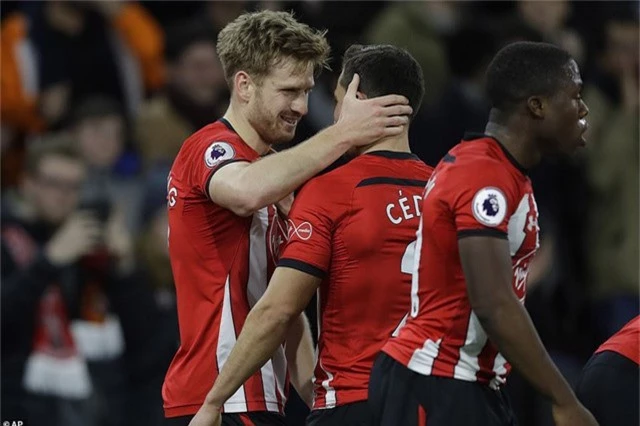  Niềm vui của các cầu thủ Southampton, có lẽ ít ai có thể ngờ rằng Southampton dẫn trước tới hai bàn chỉ sau 20 phút, đặc biệt lại chỉ kiểm soát bóng bằng nửa đối phương 