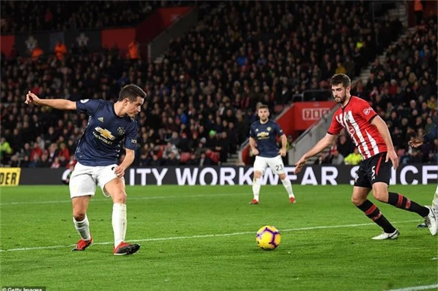  Herrera giúp Man Utd gỡ hòa 2-2 ở phút 38 với cú đánh gót điệu nghệ 