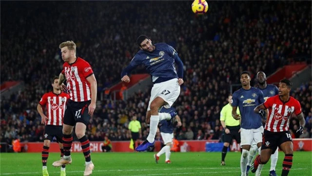  Trong hiệp hai, những cơ hội của Man Utd không rõ nét. Đội khách không chơi bóng bầu nhiều do Fellaini ít khi dâng cao tấn công 