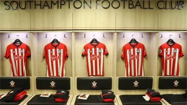  Trong phòng thay đồ của các cầu thủ Southampton 