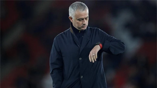  Mourinho xem giờ trước khi trận đấu bắt đầu 