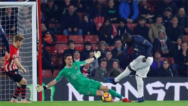  Ngay phút thứ 3, McCarthy mắc sai lầm với cú sút trượt bóng, rất may cho đội chủ nhà, Lukaku đã không dứt điểm thành công 