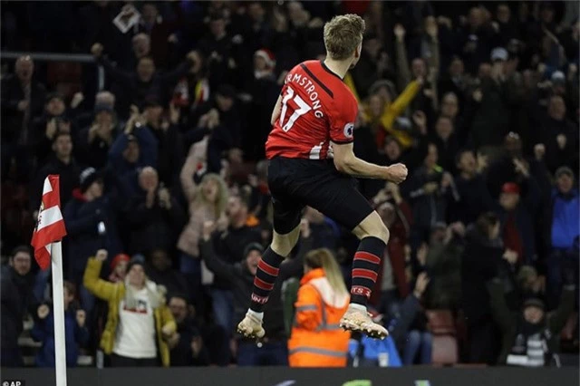  Niềm vui của cầu thủ tấn công của Southampton với bàn thắng vào lưới Man Utd 