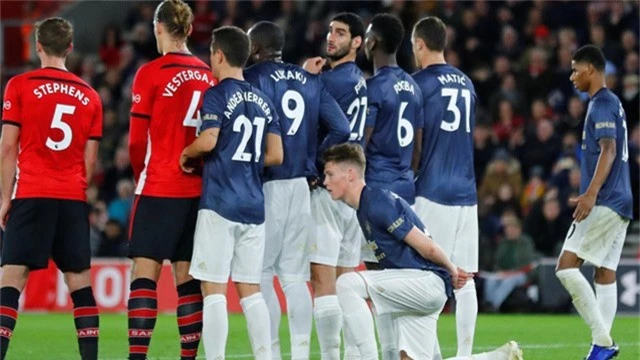  Phút 20, Southampton được hưởng quả đá phạt, McTominay quỳ xuống như để lót cho hàng rào nếu các đồng đội của anh nhảy lên 