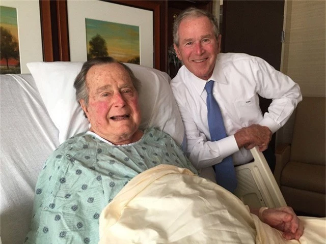  Cựu tổng thống George W.Bush tới thăm cha, cựu Tổng thống George H.W. Bush, trong bệnh viện tại Houston năm 2017. (Ảnh: Getty) 