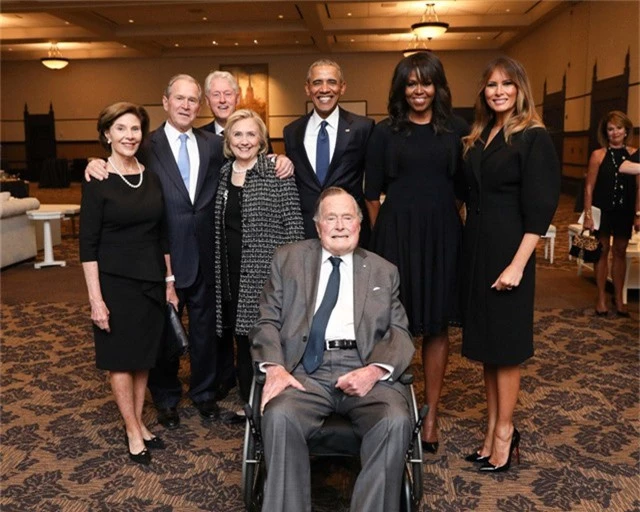  Cựu Tổng thống Bush cha chụp ảnh cùng vợ chồng cựu Tổng thống Obama, cựu Tổng thống Bill Clinton, Đệ nhất phu nhân Melania Trump cùng con trai và con dâu tại lễ tang của vợ ông hồi tháng 4. (Ảnh: Office of George H.W. Bush) 