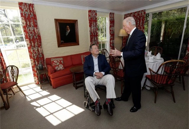  Cựu Tổng thống Bush cha trò chuyện cùng cựu Ngoại trưởng James A. Baker III. (Ảnh: AP) 
