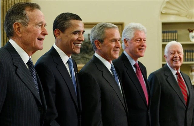  Cựu Tổng thống Bush cha chụp ảnh cùng các cựu tổng thống Mỹ tại Nhà Trắng năm 2009. (Ảnh: BI) 