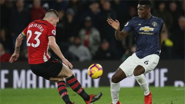  Pogba (phải) thi đấu tệ nhất trong đội hình của Man Utd 