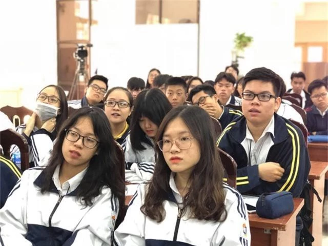 
Học sinh trường THPT Việt Đức Hà Nội nghe tư vấn tuyển sinh năm 2019
