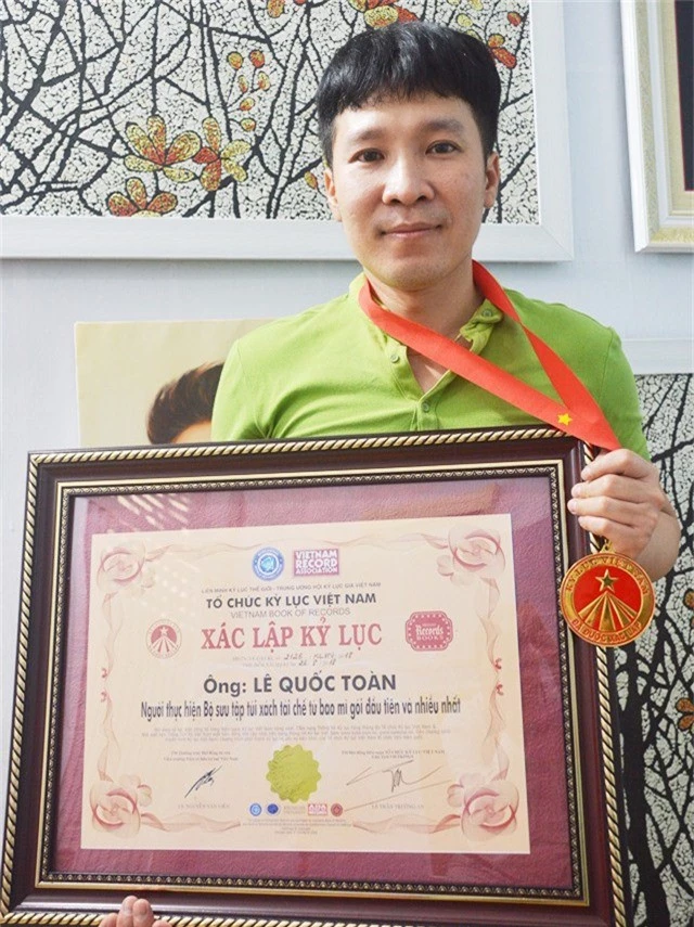 Tổ chức kỷ lục Việt Nam trao xác nhận kỷ lục: Người thực hiện Bộ sưu tập túi xách tái chế từ bao mì gói đầu tiên và nhiều nhất.