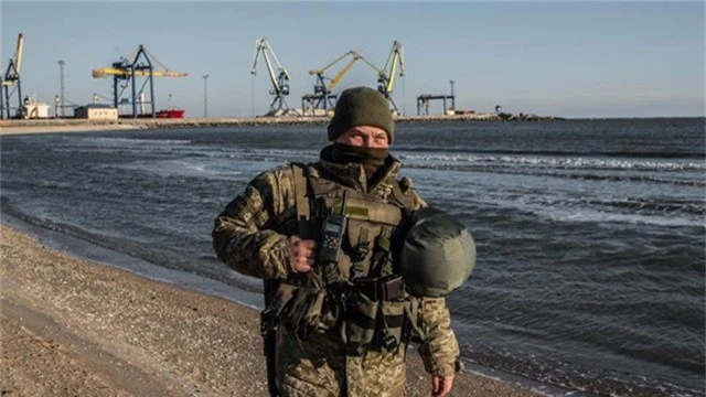  Ukraine ban bố tình trạng thiết quân luật tại các khu vực giáp Nga sau vụ tàu hải quân bị bắt giữ. (Ảnh: Reuters) 