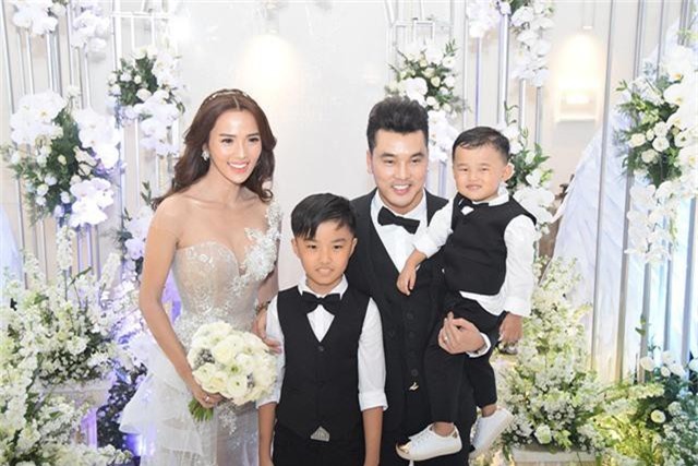 Đám cưới của Ưng Hoàng Phúc và Kim Cương được sự ủng hộ của gia đình 2 bên sau nhiều năm gắn bó vẫn vô cùng hạnh phúc. Cặp đôi tổ chức hôn lễ khi đã có với nhau 1 đứa con chung. Ưng Hoàng Phúc bên vợ và 2 con trong ngày cưới.