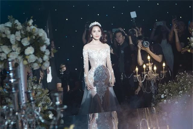 Kim Cương xuất hiện với hình ảnh cô dâu rạng rỡ, xinh đẹp trong chiếc váy cô dâu có thiết kế đuôi cá, hoa văn trên váy được vẽ thủ công và đính kết với chất liệu ngọc trai va pha lê cao cấp.