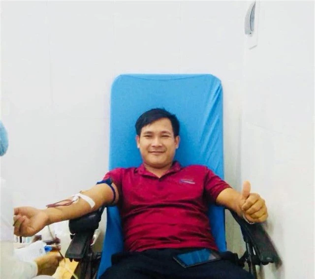 Từ Quảng Trị, anh Trần Xuân Tấn vượt hàng trăm cây số ra Nghệ An hiến máu cứu người. Đây là lần thứ 12 anh Tấn tham gia hiến máu tình nguyện.