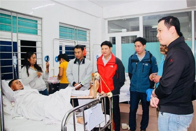 Các tình nguyện viên thăm, động viên bệnh nhân Nguyễn Mạnh Thường trước khi phẫu thuật.