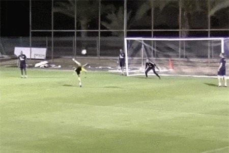 Clip: Thủ môn ngơ ngác với pha ghi bàn kiểu bọ cạp cực 'độc'