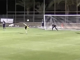 Clip: Thủ môn ngơ ngác với pha ghi bàn kiểu bọ cạp cực 'độc'