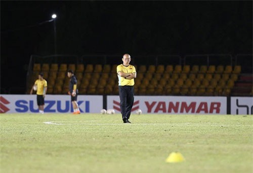 HLV Park Hang-seo kiểm tra kĩ mặt cỏ sân Panaad, tạm yên tâm đấu Philippines