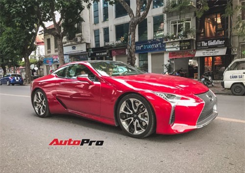 Lexus LC500 màu đỏ độc nhất Việt Nam tái xuất tại Hà Nội