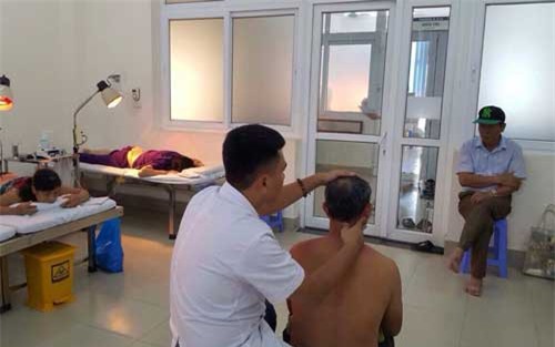 Điều trị đau vai gáy cấp bằng xoa bóp bấm huyệt